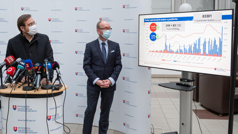 Na snímke zľava minister zdravotníctva Marek Krajčí (OĽaNO), epidemiológ a člen konzília odborníkov Pavol Jarčuška počas brífingu k aktuálnej epidemiologickej situácií na Slovensku. Bratislava, 22. januára 2021. FOTO TASR - Michal Svítok