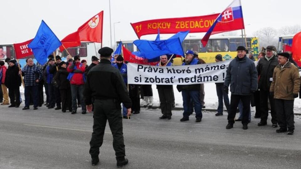 Protestné zhromaždenie OZ KOVO pred areálom firmy Yazaki v Michalovciach. Odborári protestovali voči návrhom zamestnávateľov na zmenu Zákonníka práce.