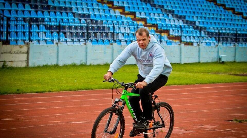 Futbalový
cyklista:
Pavol Gostič už
viac bicykluje
na dvojkolesovom
tátošovi ako
s futbalovou
loptou.