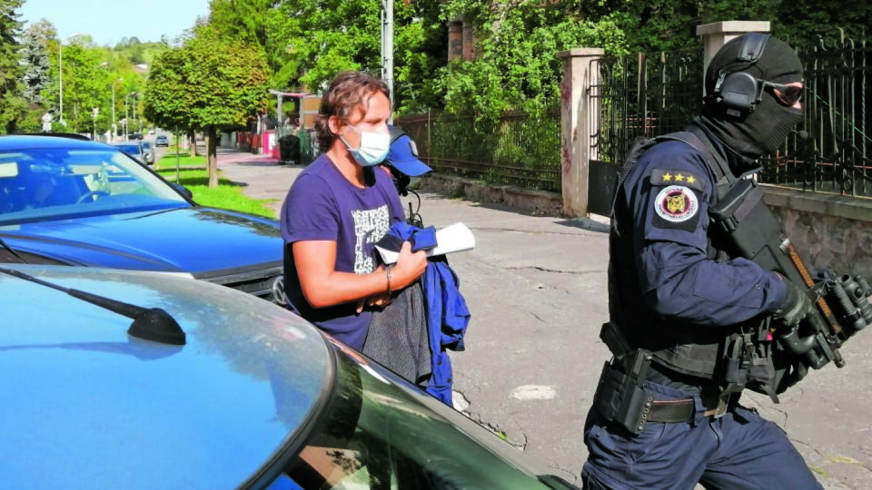 Obvinený Ľudovít Makó na Špecializovanom trestnom súde v Banskej Bystrici. Podľa vyšetrovateľov sa dopustil troch trestných činov.