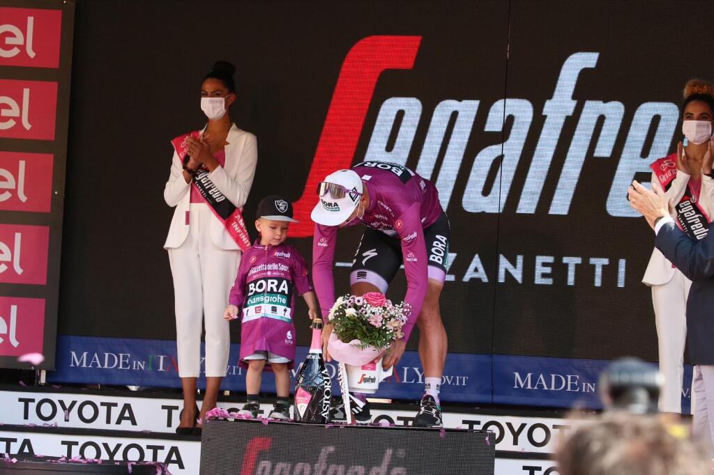 Peter Sagan oslavoval zisk cyklámenového dresu so svojím synčekom Marlonom, s ktorým sa dokonale zladil - obaja mali na sebe dres v rovnakých farbách.