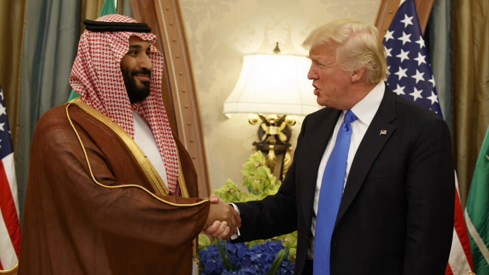 WA 4 archív Rijád - Na archívnej snímke z 20. mája 2017 vtedajší americký prezident Donald Trump (vpravo), saudskoarabský korunný princ a minister obrany Muhammad bin Salmán sa vítajú počas stretnutia v Rijáde. Saudská Arábia chce v nasledujúcich štyroch rokoch investovať v Spojených štátoch 600 miliárd dolárov. Saudskoarabský korunný princ Muhammad bin Salmán to podľa saudskoarabských médií povedal v telefonickom rozhovore s americkým prezidentom Donaldom Trumpom, informuje agentúra AP.V roku 2