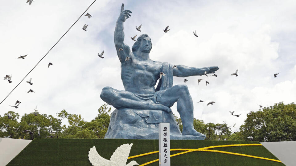 WA 22 Nagasaki - Holubice letia nad sochou Mieru počas spomienkového ceremoniálu v Mierovom parku pri príležitosti 77. výročia zhodenia americkej atómovej bomby na mesto Nagasaki v utorok 9. augusta 2022. FOTO TASR/AP
Doves fly over the Peace Statue during a ceremony to mark the 77th anniversary of the U.S. atomic bombing at the Peace Park in Nagasaki, southern Japan Tuesday, Aug. 9, 2022. (Kyodo News via AP)