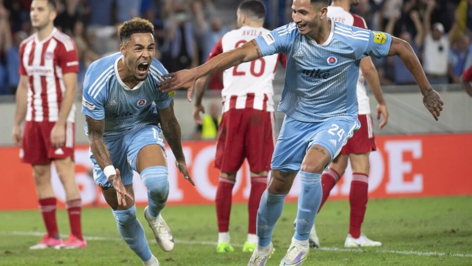 Na snímke vľavo hráč André Green (Slovan) sa teší z gólu v predĺžení, vpravo Eric Ramirez (Slovan) počas odvetného zápasu 3. predkola Európskej ligy medzi ŠK Slovan Bratislava - FC Olympiakos Pireus 11. augusta 2022 v Bratislave.