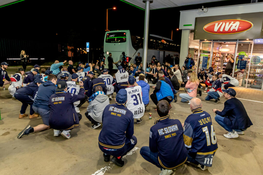 Hokejisti HC Slovan Bratislava zvíťazili v šiestom zápase finále Kaufland play off Tipos extraligy 2021/2022 a získali titul majstra SR. Šiesty zápas vyhrali s HK Nitra 5:2 a celú sériu 4:2 na zápasy. Na snímke oslavujú hráči s fanúšikmi na benzínovej pumpe v Zelenči.