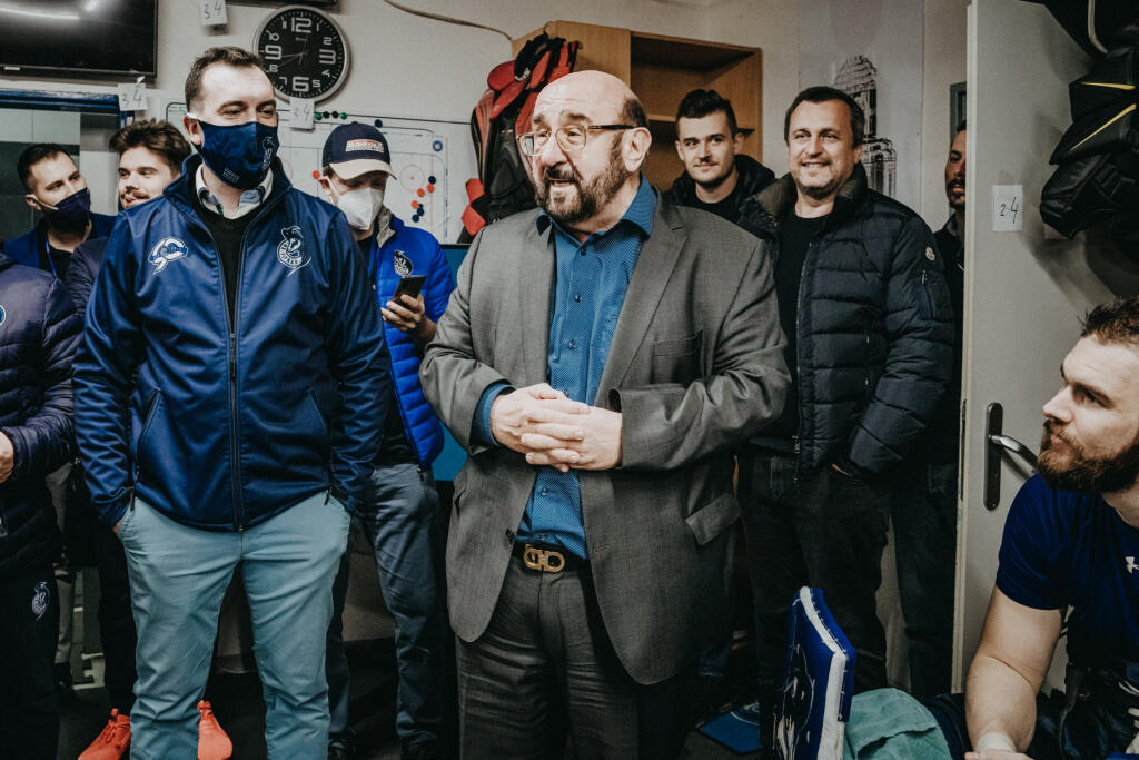 Andrej Danko (vpravo) zavítal do šatne Popradu po štvrtom zápase.