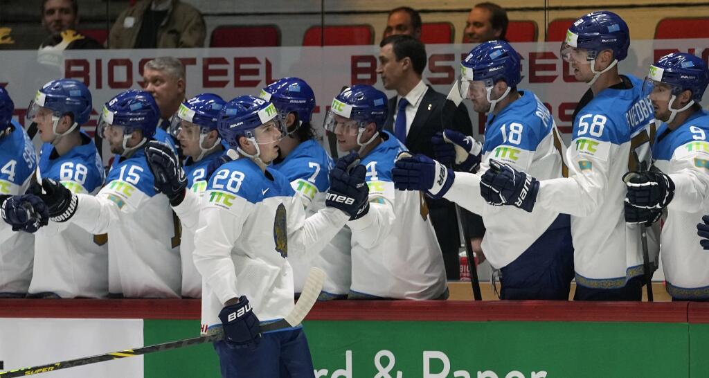 Helsinki - Kazašský hokejista Valerij Orechov sa teší po strelení gólu počas zápasu v základnej A - skupine Francúzsko - Kazachstan na 85. majstrovstvách sveta v ľadovom hokeji v Helsinkách v nedeľu 15. mája 2022.