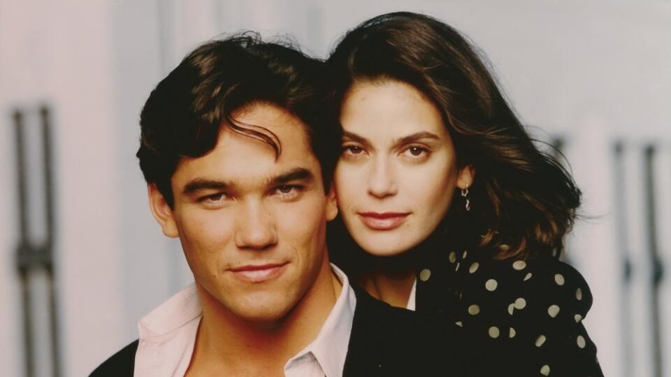 Clark a Lois hrali Dean Cain a Teri Hatcher. Seriál mal až 4 sezóny a obaja sa stali hviezdami. No Deanova hviezda iba tu zažiarila najviac.