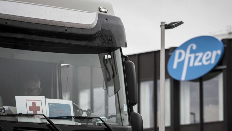 WA 5 Puurs - Vodič kamiónu čaká v kabíne pred distribučným centrom v prevádzke americkej spoločnosti Pfizer v belgickom meste Puurs v pondelok 21. decembra 2020. Farmaceutické konzorcium BioNTech/Pfizer môže už od stredy 23. decembra začať s distribúciou vakcín proti novému koroanvírusu do krajín Európskej únie.Vakcína vyvinutá spoločnosťami BioNTech a Pfizer je jediná, ktorú dosiaľ na používanie schválili v EÚ - v pondelok tak urobila Európska agentúra pre lieky (EMA). Už skôr ju na používanie
