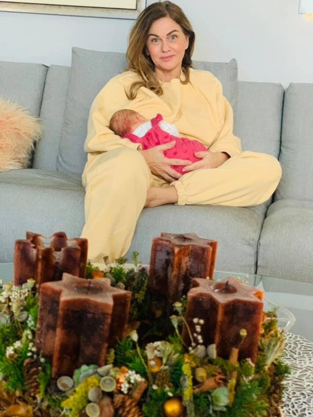 Monika Beňová býva v zrekonštruovanom dome vo Vrakuni. Sivý gauč je dominantou obývačky.