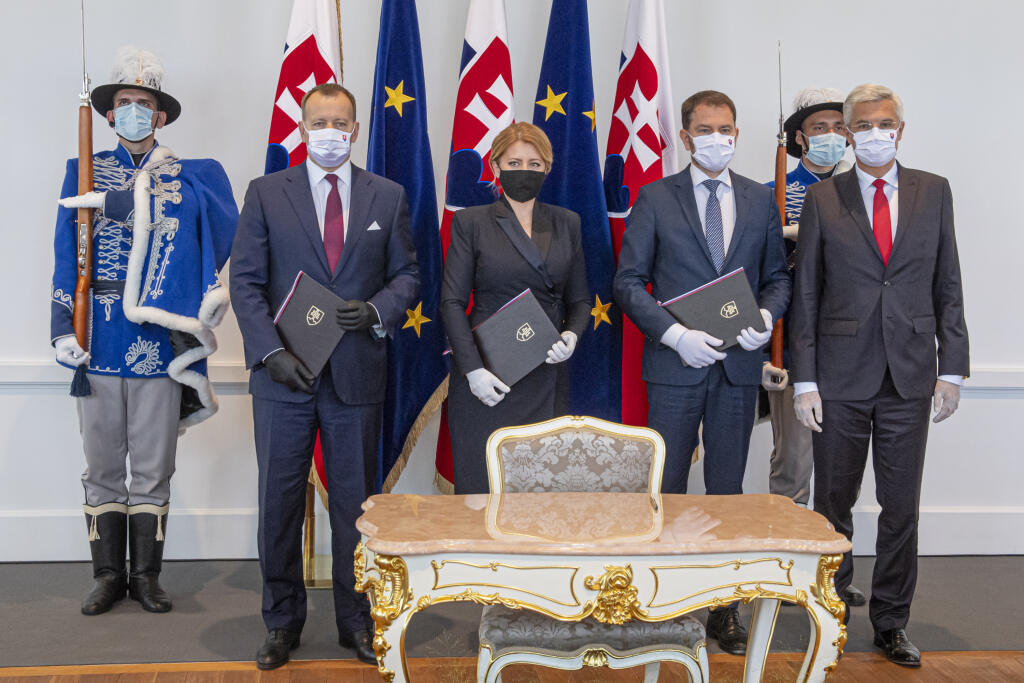 Slávnostné podpísanie Deklarácie o zahranično-politickom smerovaní SR najvyššími ústavnými činiteľmi SR. Na snímke zľava predseda NR SR Boris Kollár, prezidentka SR Zuzana Čaputová, predseda vlády SR Igor Matovič a minister zahraničných vecí a európskych záležitostí SR Ivan Korčok. Bratislava, 9. mája 2020. FOTO TASR - Michal Svítok