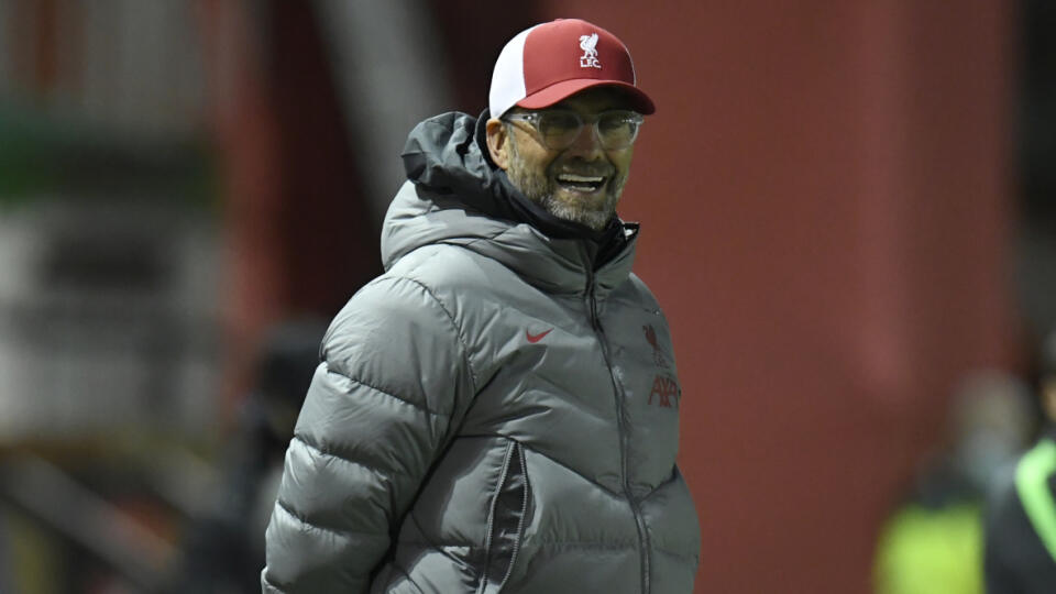 Tréner Liverpoolu Jürgen Klopp sa usmieva v zápase 3. kola anglického Ligového pohára (EFL Cupu) Lincoln City - Liverpool 24. septembra 2020 v Lincolne.