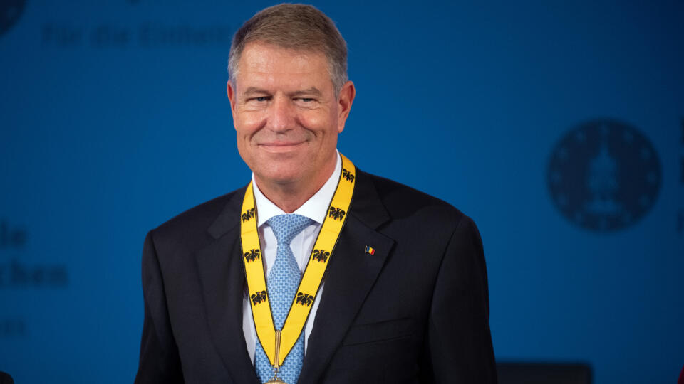 JB 35 Aachen - Ocenený rumunský prezident Klaus Iohannis pózuje s Cenou Karola Veľkého počas slávnostného odovzdávania Ceny Karola Veľkého v korunovačnej sále mestskej radnice v nemeckom Aachene 2. októbra 2021. Rumunský prezident Klaus Iohannis si v sobotu v Aachene prevzal Cenu Karola Veľkého za rok 2020, ktorú toto nemecké mesto udeľuje od roku 1950 za zásluhy v oblasti európskej jednoty, súdržnosti a porozumenia. Informovali o tom agentúry AFP a DPA. Na slávnostnom odovzdávaní Ceny Karola Ve