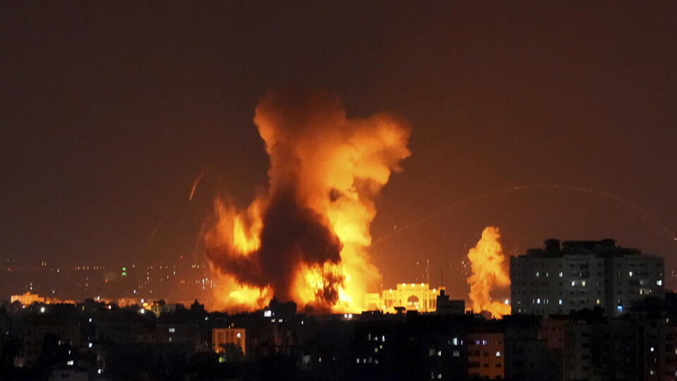 PK 29 Gaza - Na snímke dym a plamene stúpajú z budovy zasiahnutej raketami vystrelenými palestínskymi militantmi na Izrael v Gaze 5. augusta 2022. Palestínski militanti z pásma Gazy začali odpaľovať v piatok na Izrael rakety. Išlo o reakciu na letecký útok, pri ktorom zahynul jeden z ich lídrov. Vo viacerých mestách v strednom a južnom Izraeli až po Tel Aviv, bolo večer počuť sirény. FOTO TASR/AP
Smoke rises following Israeli airstrikes on a building in Gaza City, Friday, Aug. 5, 2022. Palesti
