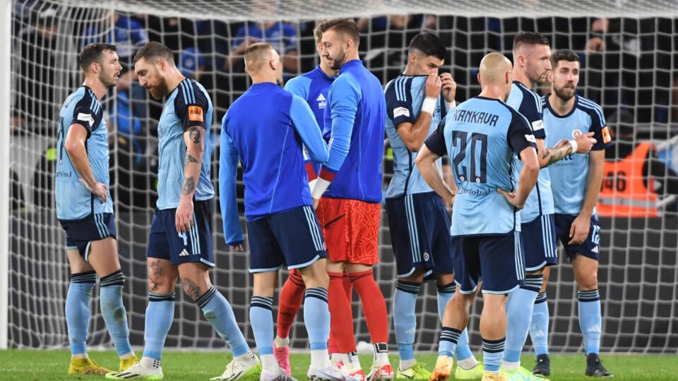 Na snímke hráči Slovana po prehre 1:2 v prvom zápase 3. predkola Ligy majstrov vo futbale ŠK Slovan Bratislava - Maccabi Haifa v stredu 9. augusta 2023 v Bratislave. FOTO TASR - Martin Baumann