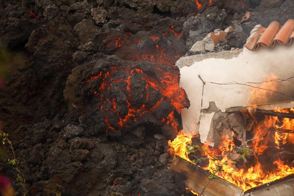 Seismic activity on the island of La Palma continues after the eruption of La Cumbre Vieja.  They have experienced more than 15 vibrations in the Spanish holiday paradise since Sunday, and in the past eight days there have been up to 25,000 on the island.  Recently, they have a size of 3.8, and as a result, a new crater has formed from which lava flows.