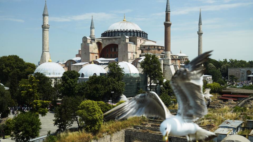 EBE 46 Istanbul - Čajka uchmatla kúsok syra od turistu neďaleko bývalýého byzantského kresťanského chrámu, neskôr tureckej moslimskej mešity Hagia Sophia v Istanbule v Turecku v sobotu 25. júna 2022. FOTO TASR/AP
A seagull grabs a bit of cheese from a tourist near the Byzantine-era Hagia Sophia in Istanbul, Turkey, Saturday, June 25, 2022. (AP Photo/Jon Gambrell)