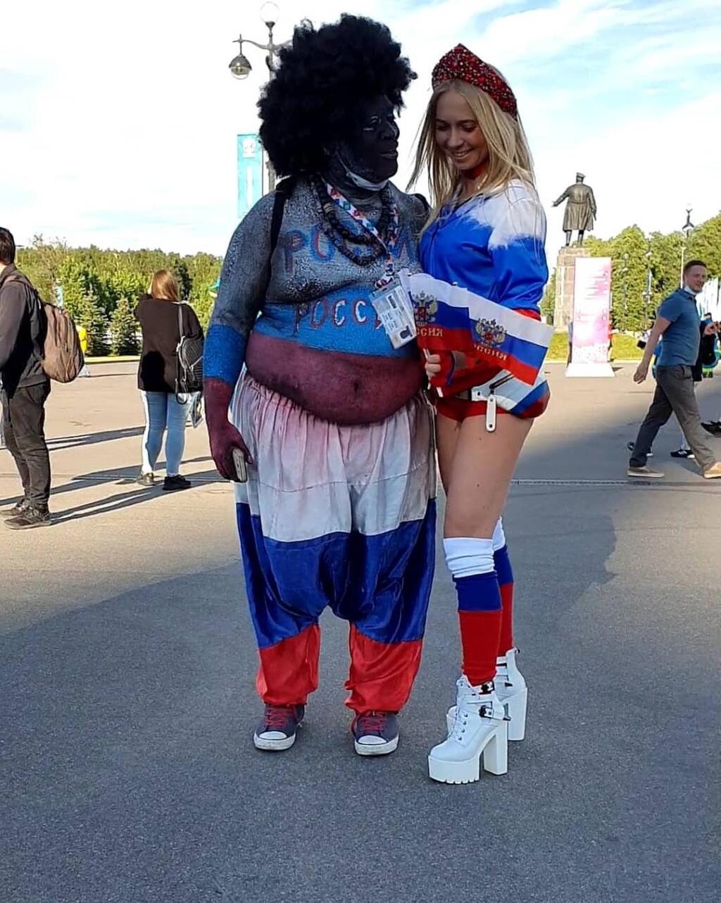 Fitness modelka Kate Pletová taktiež pútala pozornosť počas Eura svojím telom.