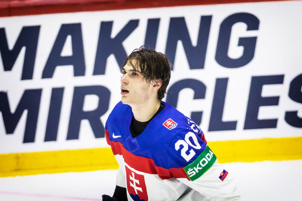 Na snímke je Juraj Slafkovský počas štvrtého zápasu základnej skupiny MS 2022 v Helsinkách, v ktorom nastúpili slovenskí hokejisti proti Švajčiarsku.