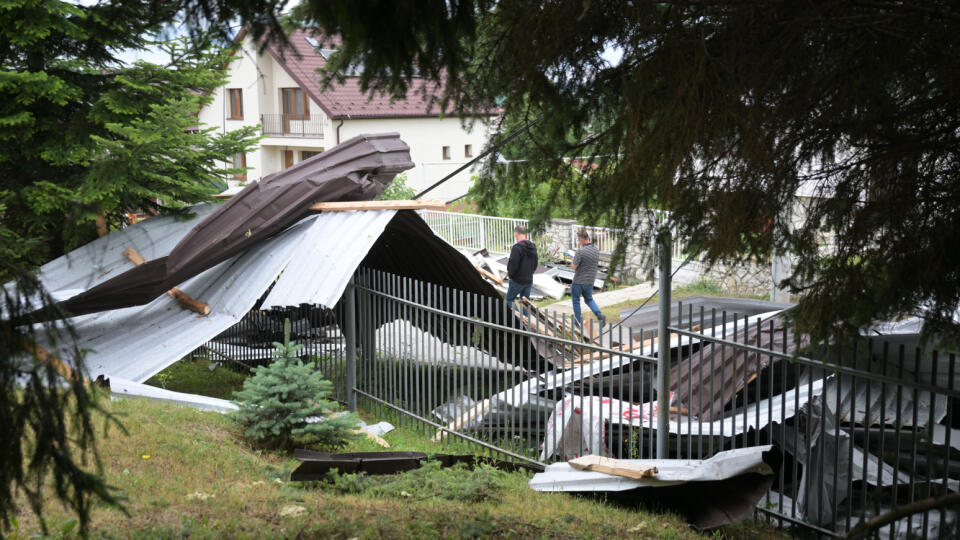 Na snímke plechy, dosky, zateplenie zo strhnutej strechy základnej školy po silnom vetre a daždi v obci Ďurkov v okrese Košice – okolie vo štvrtok 10. júla 2025. FOTO TASR – František Iván