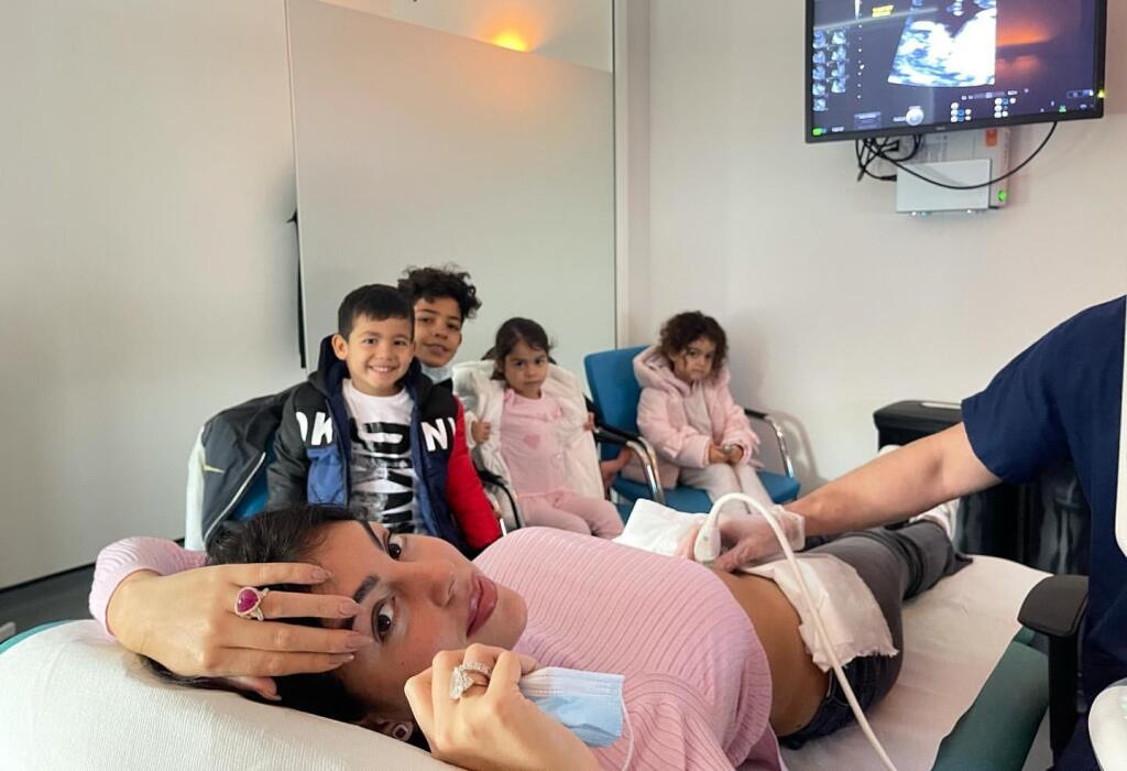 Georgina Rodriguez s deťmi na ultrazvuku svojich budúcich dvojičiek.
