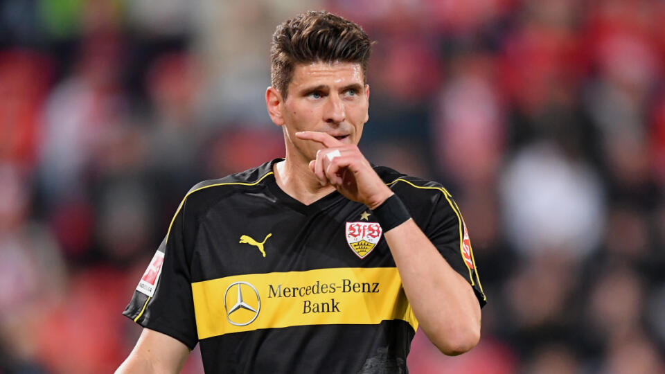 Mario Gomez v akcii v drese Stuttgartu.