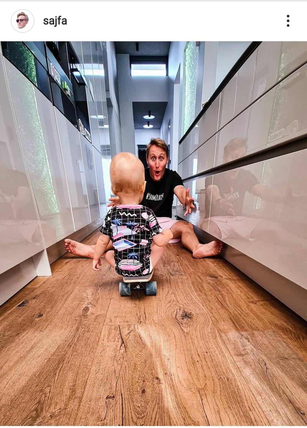 Kuchyňa u Cifrovcov. Biely lesk zladili s moderným drevom.