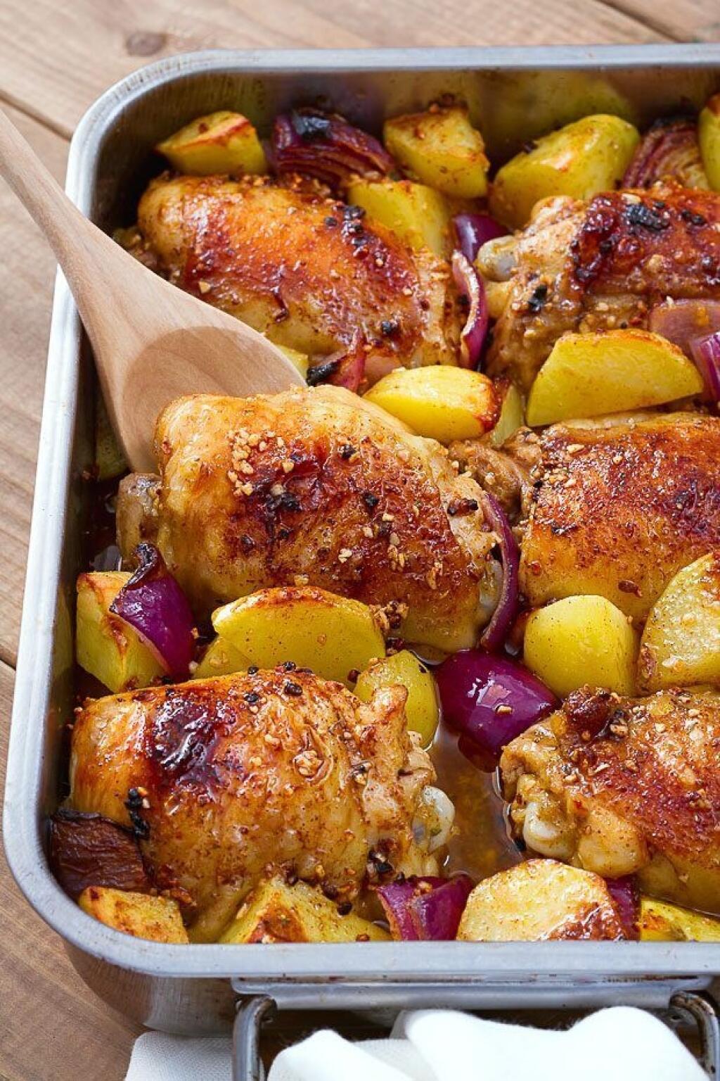 Рецепт запеченной картошки с овощами. Куриные бедра в духовке. Куриные бедра с картошкой. Курица с картошкой в духовке. Куриные бедра запеченные в духовке с картошкой.