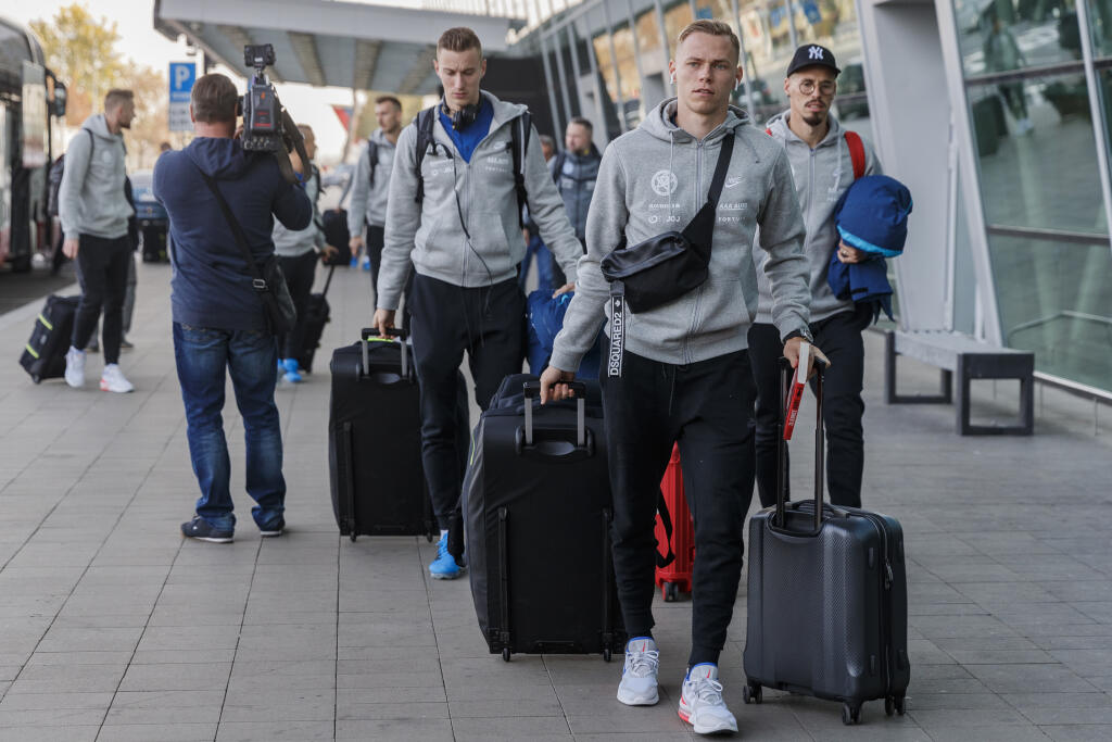 Slovenskí futbalisti odleteli na prípravný zápas do Švédska.