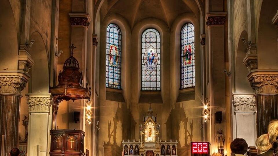 Na mieste staršieho barokového kostola postavili trojloďový bazilikálny kostol s priečnou loďou, polygonálne uzavretým presbytériom a predstavanou hranolovou vežou s ihlancovou strechou. 28.10.1888 sa konala slávnostná vysviacka za asistencie kardinála primáša Uhorska- Dr. Jána Šimora.