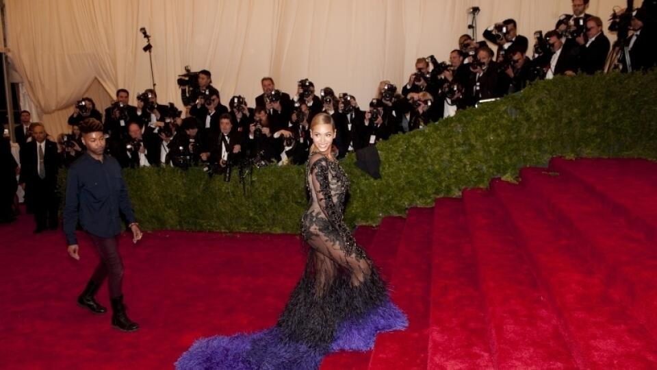 Beyoncé sa opäť ukázala v šatách, ktoré viac ukázali, než zakryli.