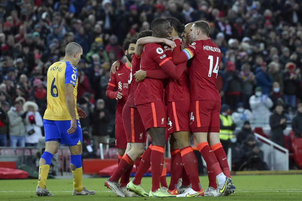 V izolácii sú i traja hráči - Alisson Becker, Joel Matip a Roberto Firmino. Vedenie Liverpoolu požiadalo o odklad štvrtkového semifinálového zápasu anglického Ligového pohára na pôde Arsenalu Londýn.