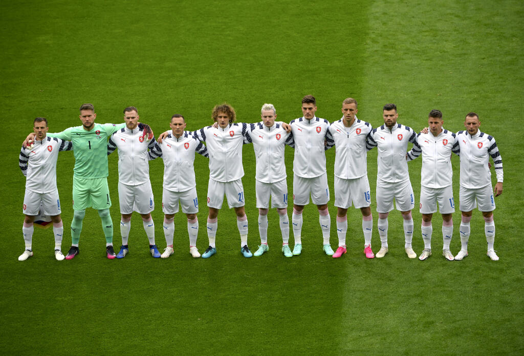 KK31 Glasgow - Českí futbalisti pózujú pred zápasom základnej D-skupiny Škótsko - Česká republika na ME vo futbale 14. júna 2021 v Glasgowe. FOTO TASR/AP
Czech Republic's players line up prior to the Euro 2020 soccer championship group D match between Scotland and Czech Republic at Hampden Park stadium in Glasgow, Monday, June 14, 2021. (AP Photo/Andy Buchanan, Pool)