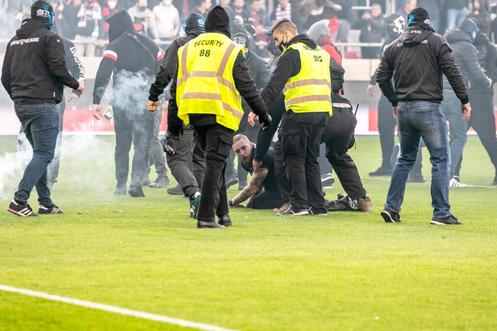 Prestížny duel absolútne nezvládli a na štadióne Antona Malatinského sa diali násilnosti, ktoré nemajú obdobu.