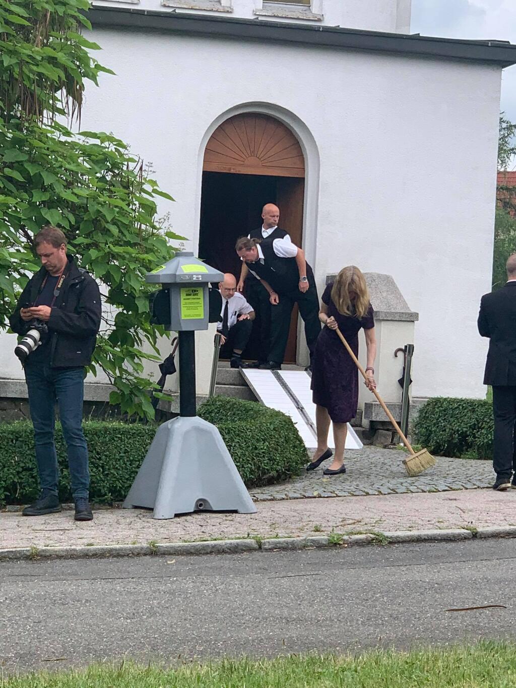 Zboku kostola pripravovali bezbariérový vstup - zrejme na príchod manžela Josefa Abrháma, ktorý je na invalidnom vozíku.