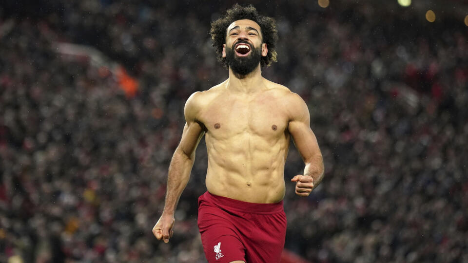 EBE 61 Liverpool - Na snímke hráč Liverpoolu Mohamed Salah oslavuje šiesty gól v zápase 26. kola anglickej Premier League vo futbale FC Liverpool - Manchester United (7:0) v nedeľu 5. marca 2023. FOTO TASR/AP
Liverpool's Mohamed Salah celebrates after scoring his side's sixth goal during the English Premier League soccer match between Liverpool and Manchester United at Anfield in Liverpool, England, Sunday, March 5, 2023. (Peter Byrne/PA via AP)
