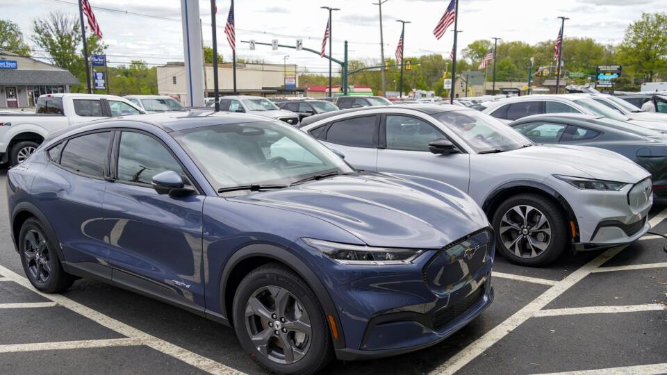 Nové elektrické automobily Ford Mustang Mach E parkujú pred predajňou automobilky Ford vo Wexforde v americkom štáte Pennsylvánia.