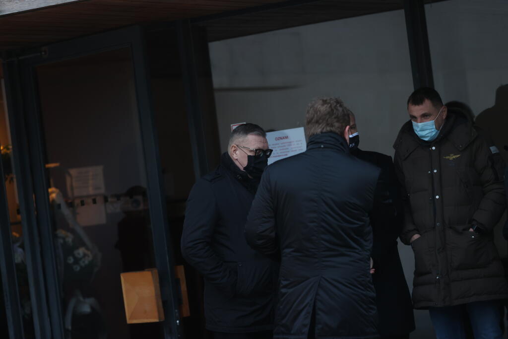 Na poslednej rozlúčke nechýba ani prezident Slovenského futbalového zväzu Ján Kováčik a prezident Únie ligových klubov Ivan Kozák.