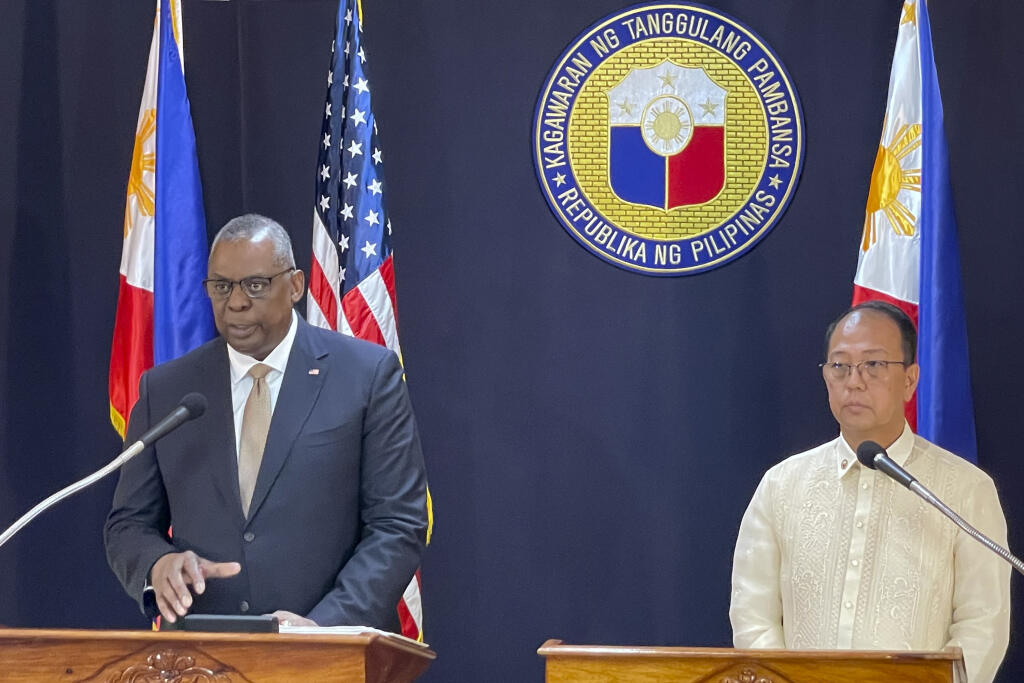 EBE 15 Manila - Na snímke zľava americký minister obrany Lloyd Austin a jeho filipínsky rezortný partner Carlito Galvez Jr. počas tlačovej konferencie vo vojenskom veliteľstve Camp Aguinaldo vo filipínskej Manile 2. februára 2023. FOTO TASR/AP

U.S. Defense Secretary Lloyd Austin, left, talks beside his Philippine counterpart, Carlito Galvez Jr. at a joint press conference in Camp Aguinaldo military headquarters in metro Manila, Philippines on Thursday, Feb. 2, 2023. The United States and the Ph