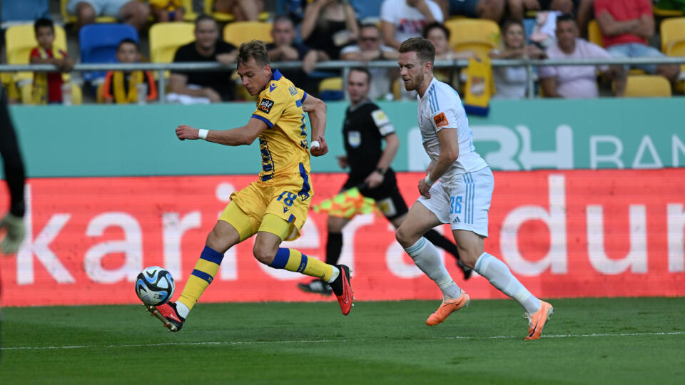 Na snímke sprava Matej Lucas Lovat (Slovan) a Carlos Aleandre Alex Reis Pinto (DAC) v zápase 7. kola Niké ligy vo futbale FC DAC 1904 Dunajská Streda - ŠK Slovan Bratislava.