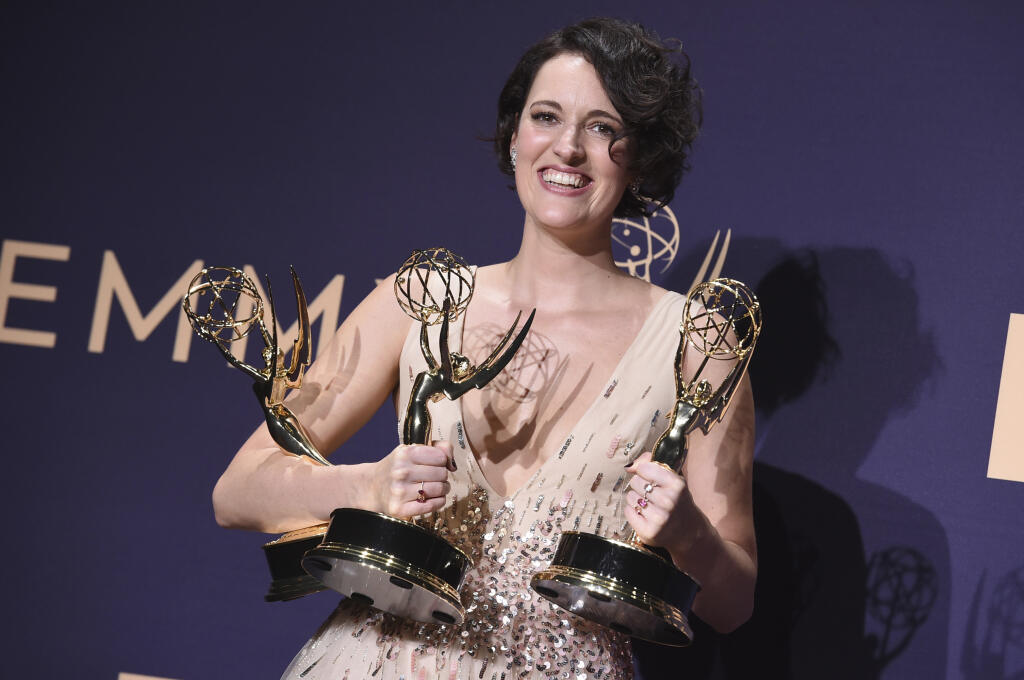 Britská herečka Phoebe Waller-Bridgeová pózuje s troma cenami za britský seriál Potvora (Fleabag).