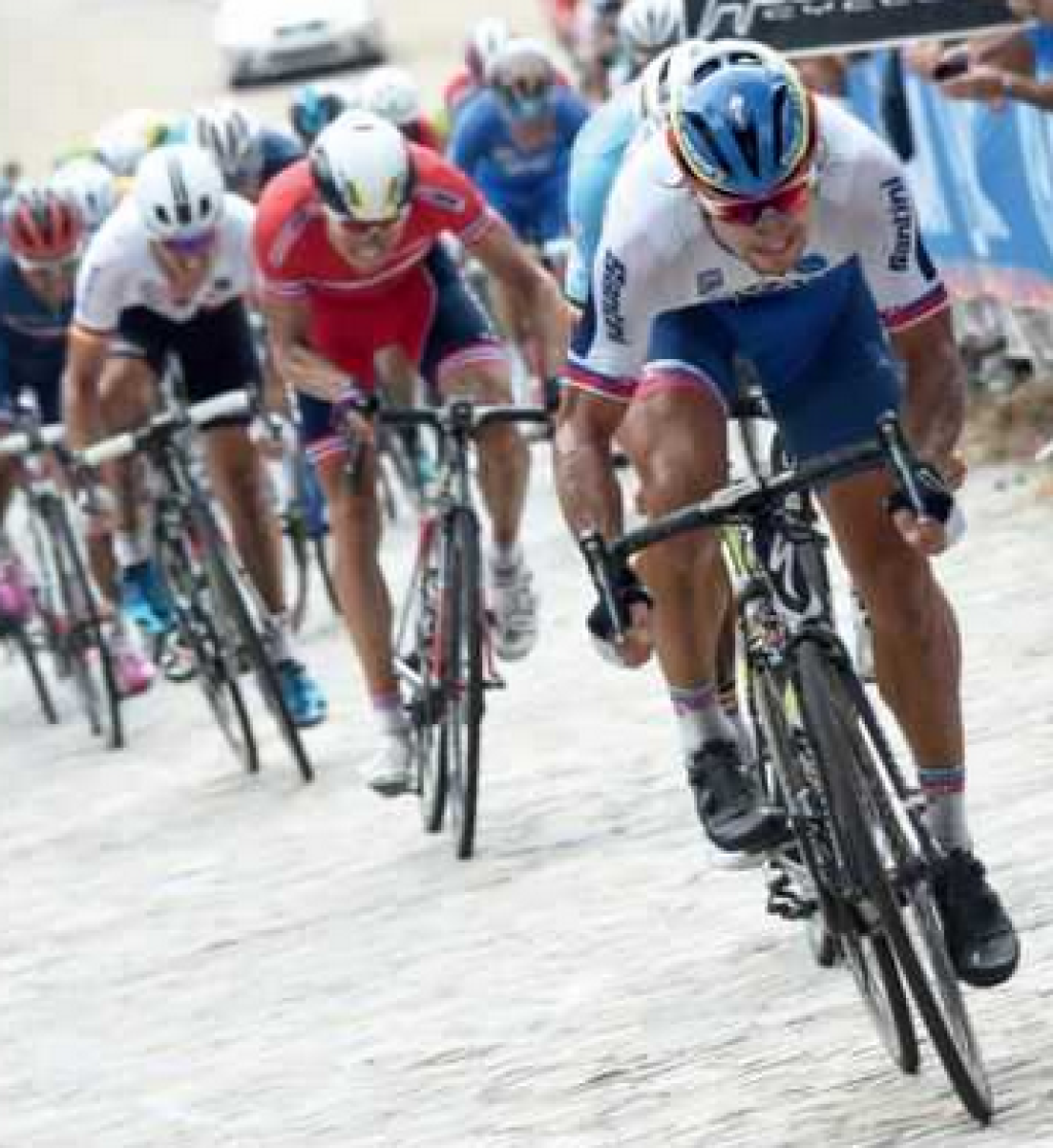 Deväť dní bicyklového ošiaľu v americkom Richmonde v štáte Virginia vyvrcholilo veľkým víťazstvom pre Slovensko – Peter Sagan vybicykloval titul majstra sveta.