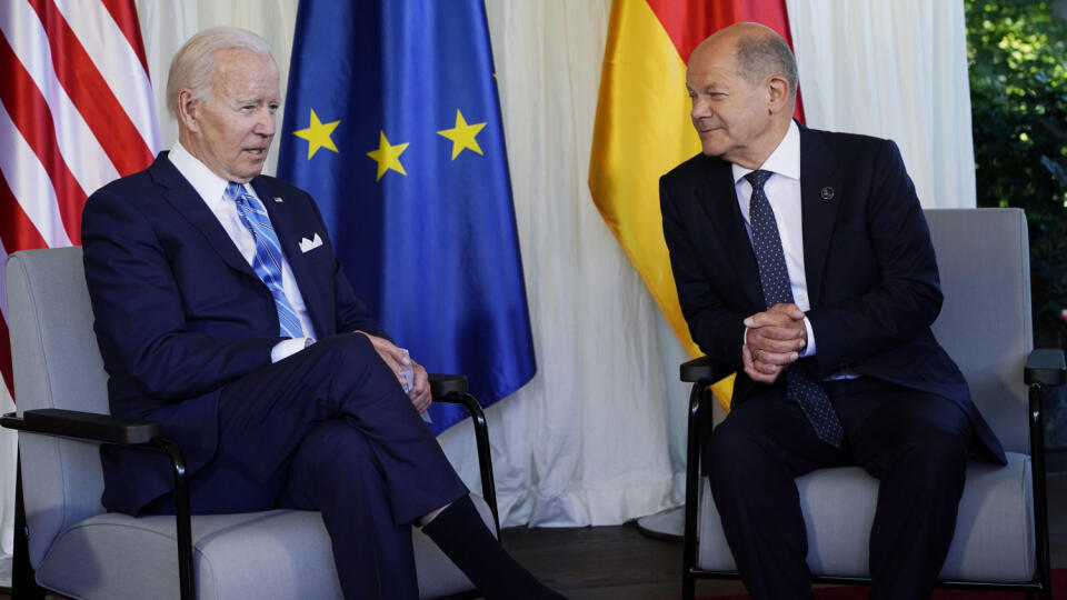 Americký prezident Joe Biden a nemecký kancelár Olaf Scholz počas bilaterálneho stretnutia na summite G7.