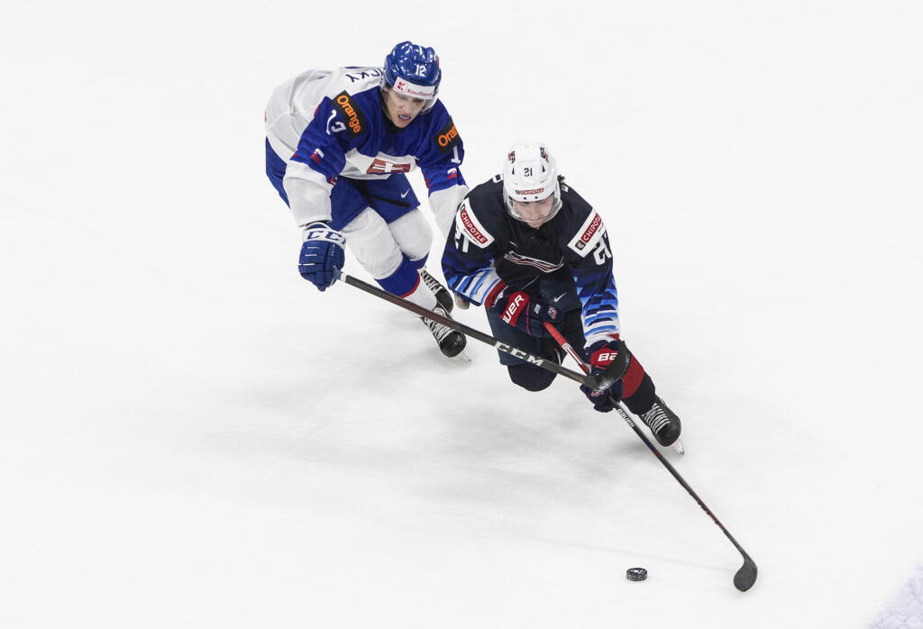 Americký hokejista Brett Berard (21) a slovenský hokejista Rayen Petrovický (12) vo štvrťfinále MSJ USA 20 - Slovensko 20, v kanadskom Edmontone 2. januára 2021.