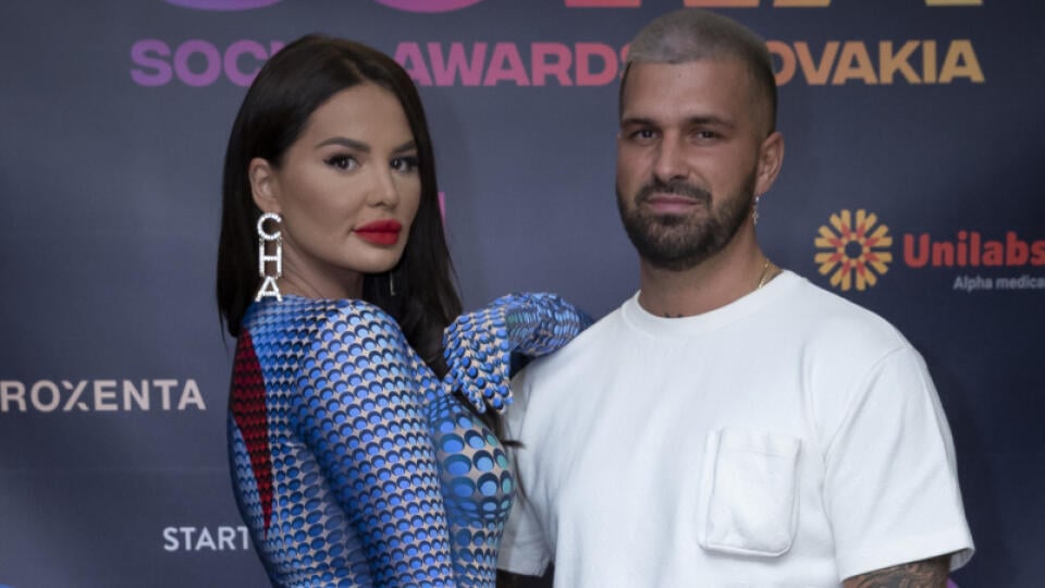 Nikola, ktorá si najala Reného Strausza s jeho skupinou na vlastnú svadbu, sa podelila so sumou, ktorú museli zaplatiť: “Chodí mi strašne veľa správ ohľadom ceny za Reného. Berú 1500 eur za hodinu,” priznala skrz svoj facebookový profil.