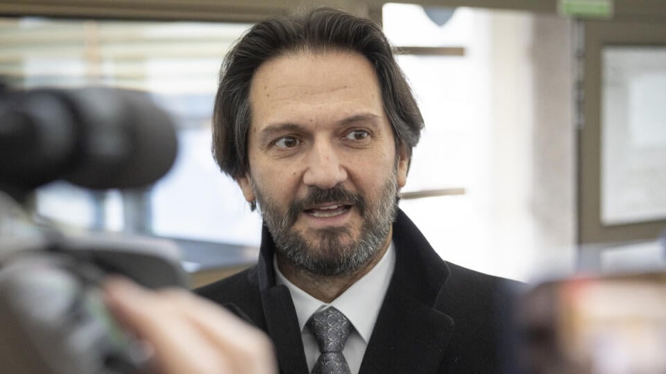 Exminister vnútra SR Robert Kaliňák prichádza v sprievode svojho advokáta Davida Lindtnera na Policajné prezídium v Bratislave za účelom vypočutia vo veci údajného úplatku pre Františka Imreczeho. Na snímke je Robert Kaliňák.