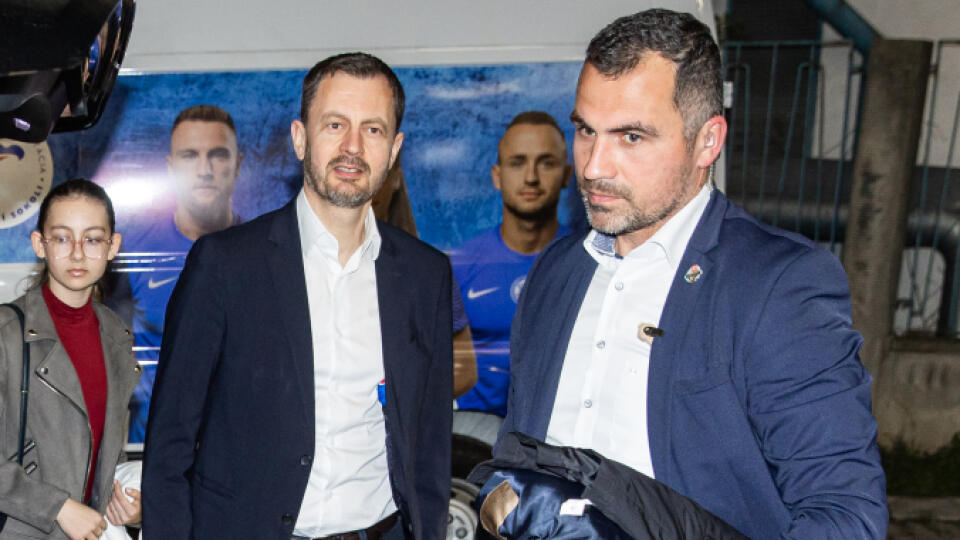 Odpadnete, kto prifrčal s vládnymi limuzínami na repre zápas.