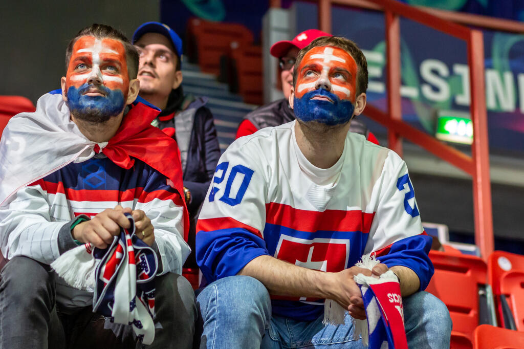 Na snímke sú slovenskí fanúšikovia počas štvrtého zápasu základnej skupiny MS 2022 v Helsinkách, v ktorom nastúpili slovenskí hokejisti proti Švajčiarsku.