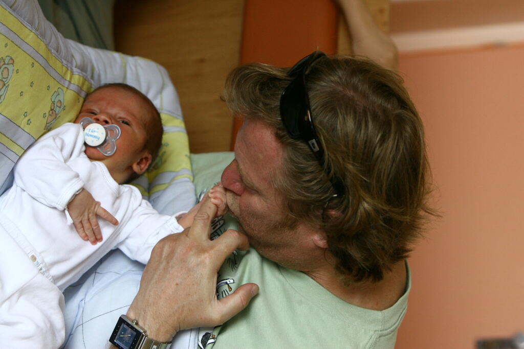 Maroš Kramár s najmladším synom Markom;Maroš Kramár;syn;Marko Kramár;30.5.2008 Nemocnica Akademika Dérera Kramáre Bratislava;foto: Michal Smrčok