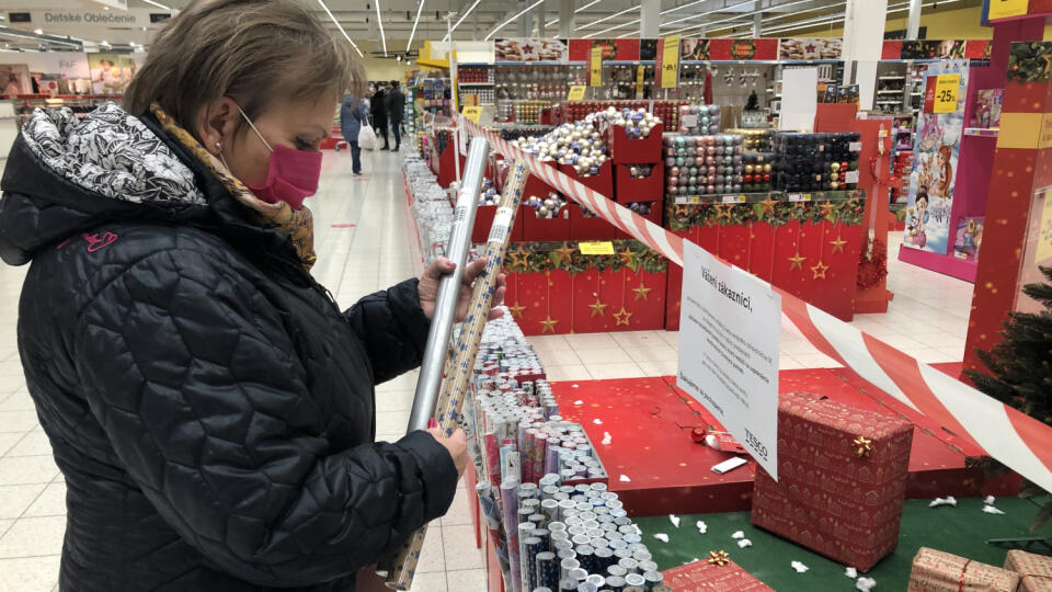 Situácia v Bratislave, počas druhého dňa predvianočného lockdownu s dôvodu masívneho šírenia koronavírusu Covid - 19. Predaj je obmedzený iba na tovar uspokojúci nevyhnutné životné potreby.